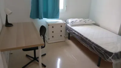Piso en alquiler en Calle Puerto de Envalira, 10, Juan XXIII-Rochelambert (Distrito Cerro Amate. Sevilla Capital) de 300 €<span>/mes</span>