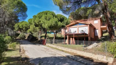 Chalet unifamiliar en alquiler en Avenida de los Pinos, 14, San Martín de Valdeiglesias de 2.200 €<span>/mes</span>