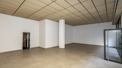 Local comercial en alquiler en Passeig de la Muntanya, 127, cerca de Carrer d' Ausiàs March - Más
