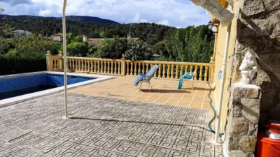 Chalet en venta en Calle Olivo, Santa Cruz de Pinares de 160.000 €