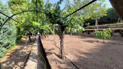 Chalet en venta en Calle Olivo, Santa Cruz de Pinares de 160.000 €