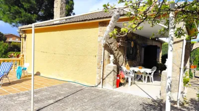 Chalet en venta en Calle Olivo, Santa Cruz de Pinares de 160.000 €