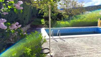 Chalet en venta en Calle Olivo, Santa Cruz de Pinares de 160.000 €