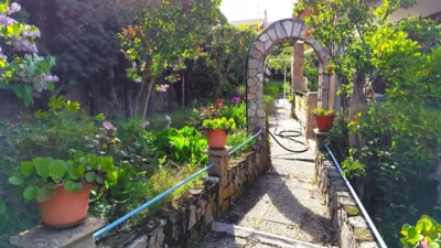 Chalet en venta en Calle Olivo, Santa Cruz de Pinares de 160.000 €