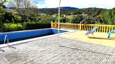 Chalet en venta en Calle Olivo, Santa Cruz de Pinares de 160.000 €