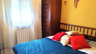 Chalet en venta en Calle Olivo, Santa Cruz de Pinares de 160.000 €