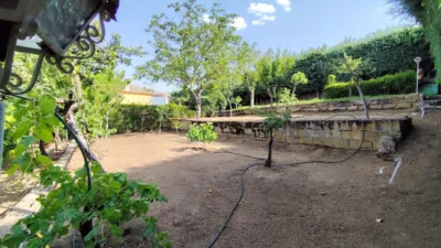 Chalet en venta en Calle Olivo, Santa Cruz de Pinares de 160.000 €