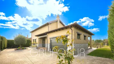 House on Avenida de Castilla y León, no. sn photo 2