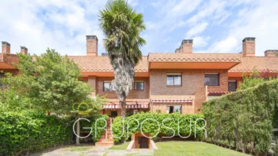 Semi-detached chalet on Avenida de los Entrepinos photo 2