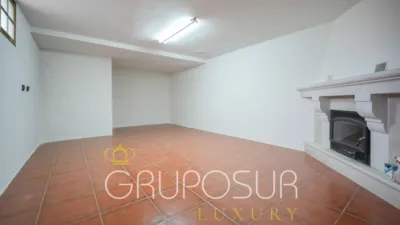 Semi-detached house on Calle de Castilla y León, 1 photo 49