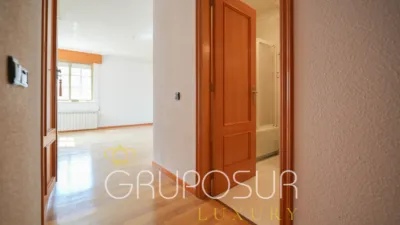 Semi-detached house on Calle de Castilla y León, 1 photo 32