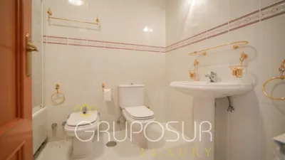 Semi-detached house on Calle de Castilla y León, 1 photo 33