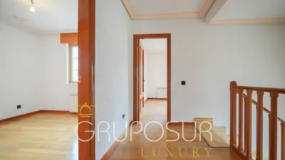 Semi-detached house on Calle de Castilla y León, 1 photo 40
