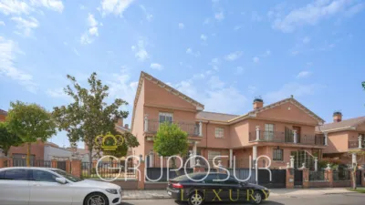 Semi-detached house on Calle de Castilla y León, 1 photo 59
