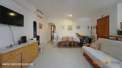 Duplex-style apartment with 4 bedrooms and 1 bathroom for sale in Puerto de Mazarron. The property is spread across the main floor and the lower level. On the main floor, you’ll find a living room with split air conditioning and a ceiling fan, a full bathroom, and an independent fitted kitchen. Downstairs are the 4 bedrooms and a small patio. One of the downstairs bedrooms can be converted into an additional bathroom if needed. The apartment is located in a building with few neighbours, just a 5-minute walk from the beach, and very close to the town centre and all amenities. Sold fully furnished and equipped. Year-round residential area. photo 4