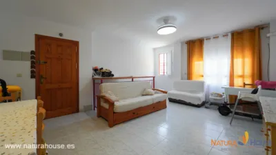 Duplex-style apartment with 4 bedrooms and 1 bathroom for sale in Puerto de Mazarron. The property is spread across the main floor and the lower level. On the main floor, you’ll find a living room with split air conditioning and a ceiling fan, a full bathroom, and an independent fitted kitchen. Downstairs are the 4 bedrooms and a small patio. One of the downstairs bedrooms can be converted into an additional bathroom if needed. The apartment is located in a building with few neighbours, just a 5-minute walk from the beach, and very close to the town centre and all amenities. Sold fully furnished and equipped. Year-round residential area. photo 2