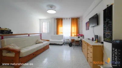 Duplex-style apartment with 4 bedrooms and 1 bathroom for sale in Puerto de Mazarron. The property is spread across the main floor and the lower level. On the main floor, you’ll find a living room with split air conditioning and a ceiling fan, a full bathroom, and an independent fitted kitchen. Downstairs are the 4 bedrooms and a small patio. One of the downstairs bedrooms can be converted into an additional bathroom if needed. The apartment is located in a building with few neighbours, just a 5-minute walk from the beach, and very close to the town centre and all amenities. Sold fully furnished and equipped. Year-round residential area. photo 3