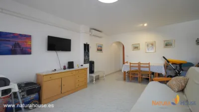Duplex-style apartment with 4 bedrooms and 1 bathroom for sale in Puerto de Mazarron. The property is spread across the main floor and the lower level. On the main floor, you’ll find a living room with split air conditioning and a ceiling fan, a full bathroom, and an independent fitted kitchen. Downstairs are the 4 bedrooms and a small patio. One of the downstairs bedrooms can be converted into an additional bathroom if needed. The apartment is located in a building with few neighbours, just a 5-minute walk from the beach, and very close to the town centre and all amenities. Sold fully furnished and equipped. Year-round residential area. photo 5