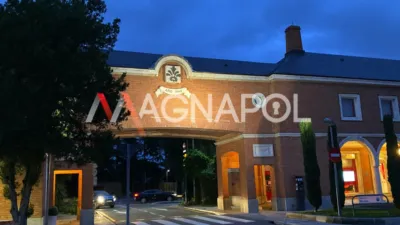 Chalet pareado en alquiler en Próxima A Centro Comercial y Zona de Colegios, Encinar de los Reyes (La Moraleja) de 5.500 €<span>/mes</span>
