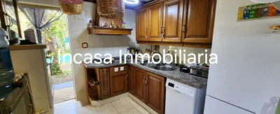 Chalet for sale in Los Pinos de Valverde del Camino, in a beautiful area surrounded by nature. The property features a spacious living room with a fireplace, three double bedrooms, a bathroom with a shower tray, a kitchen with access to the barbecue area, a front terrace, a swimming pool, and a large plot with olive trees, fruit trees, a chicken coop, and a spacious garage. photo 8