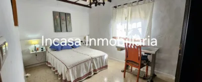 Chalet for sale in Los Pinos de Valverde del Camino, in a beautiful area surrounded by nature. The property features a spacious living room with a fireplace, three double bedrooms, a bathroom with a shower tray, a kitchen with access to the barbecue area, a front terrace, a swimming pool, and a large plot with olive trees, fruit trees, a chicken coop, and a spacious garage. photo 12