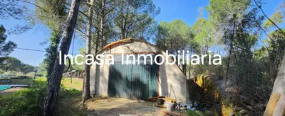 Chalet for sale in Los Pinos de Valverde del Camino, in a beautiful area surrounded by nature. The property features a spacious living room with a fireplace, three double bedrooms, a bathroom with a shower tray, a kitchen with access to the barbecue area, a front terrace, a swimming pool, and a large plot with olive trees, fruit trees, a chicken coop, and a spacious garage. photo 19