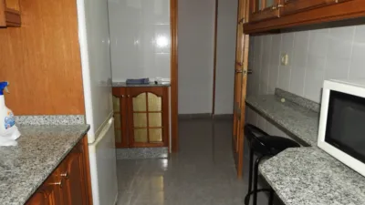 Apartment for sale in Tobarra, with a usable area of 100 m², featuring 4 bedrooms, 2 bathrooms, living-dining room, kitchen, laundry room, garage, storage room, lift, individual heating, aluminium external joinery, wooden internal joinery, built-in wardrobes, ceramic tile flooring, terrace, double glazing, automatic intercom, fully furnished. Located in the town centre. photo 10