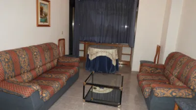Apartment for sale in Tobarra, with a usable area of 100 m², featuring 4 bedrooms, 2 bathrooms, living-dining room, kitchen, laundry room, garage, storage room, lift, individual heating, aluminium external joinery, wooden internal joinery, built-in wardrobes, ceramic tile flooring, terrace, double glazing, automatic intercom, fully furnished. Located in the town centre. photo 12