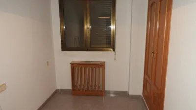 Apartment for sale in Tobarra, with a usable area of 100 m², featuring 4 bedrooms, 2 bathrooms, living-dining room, kitchen, laundry room, garage, storage room, lift, individual heating, aluminium external joinery, wooden internal joinery, built-in wardrobes, ceramic tile flooring, terrace, double glazing, automatic intercom, fully furnished. Located in the town centre. photo 3