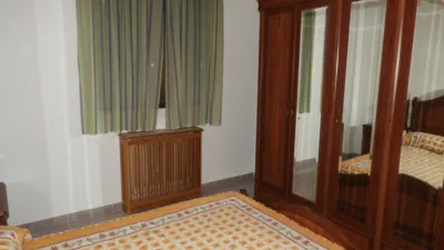 Apartment for sale in Tobarra, with a usable area of 100 m², featuring 4 bedrooms, 2 bathrooms, living-dining room, kitchen, laundry room, garage, storage room, lift, individual heating, aluminium external joinery, wooden internal joinery, built-in wardrobes, ceramic tile flooring, terrace, double glazing, automatic intercom, fully furnished. Located in the town centre. photo 5