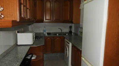 Apartment for sale in Tobarra, with a usable area of 100 m², featuring 4 bedrooms, 2 bathrooms, living-dining room, kitchen, laundry room, garage, storage room, lift, individual heating, aluminium external joinery, wooden internal joinery, built-in wardrobes, ceramic tile flooring, terrace, double glazing, automatic intercom, fully furnished. Located in the town centre. photo 9