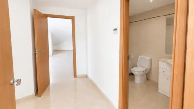 Duplex for sale in Avinguda d'Agustí Simón, Riells i Viabrea. Total surface area of 138 m², designed to offer comfort and spaciousness. It features four bedrooms, three of which are double and one is an en-suite, plus a single bedroom. The property also includes a study with one bathroom and access to the terrace. for families seeking space and functionality. There are two bathrooms and a dining room measuring 24.41 m² with a fireplace and terrace access, perfect for gatherings and social moments. External aluminium joinery and Gres flooring face southeast, ensuring excellent natural light throughout the day. The building has a lift, intercom system, and a communal pool and garden setting, encouraging use of shared areas and an active, social lifestyle. Additionally, the property includes a balcony, terrace, and laundry room, providing highly valued auxiliary spaces. photo 18