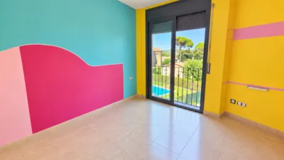 Duplex for sale in Avinguda d'Agustí Simón, Riells i Viabrea. Total surface area of 138 m², designed to offer comfort and spaciousness. It features four bedrooms, three of which are double and one is an en-suite, plus a single bedroom. The property also includes a study with one bathroom and access to the terrace. for families seeking space and functionality. There are two bathrooms and a dining room measuring 24.41 m² with a fireplace and terrace access, perfect for gatherings and social moments. External aluminium joinery and Gres flooring face southeast, ensuring excellent natural light throughout the day. The building has a lift, intercom system, and a communal pool and garden setting, encouraging use of shared areas and an active, social lifestyle. Additionally, the property includes a balcony, terrace, and laundry room, providing highly valued auxiliary spaces. photo 10