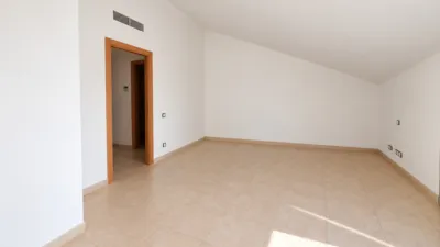 Duplex for sale in Avinguda d'Agustí Simón, Riells i Viabrea. Total surface area of 138 m², designed to offer comfort and spaciousness. It features four bedrooms, three of which are double and one is an en-suite, plus a single bedroom. The property also includes a study with one bathroom and access to the terrace. for families seeking space and functionality. There are two bathrooms and a dining room measuring 24.41 m² with a fireplace and terrace access, perfect for gatherings and social moments. External aluminium joinery and Gres flooring face southeast, ensuring excellent natural light throughout the day. The building has a lift, intercom system, and a communal pool and garden setting, encouraging use of shared areas and an active, social lifestyle. Additionally, the property includes a balcony, terrace, and laundry room, providing highly valued auxiliary spaces. photo 8