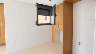 Duplex for sale in Avinguda d'Agustí Simón, Riells i Viabrea. Total surface area of 138 m², designed to offer comfort and spaciousness. It features four bedrooms, three of which are double and one is an en-suite, plus a single bedroom. The property also includes a study with one bathroom and access to the terrace. for families seeking space and functionality. There are two bathrooms and a dining room measuring 24.41 m² with a fireplace and terrace access, perfect for gatherings and social moments. External aluminium joinery and Gres flooring face southeast, ensuring excellent natural light throughout the day. The building has a lift, intercom system, and a communal pool and garden setting, encouraging use of shared areas and an active, social lifestyle. Additionally, the property includes a balcony, terrace, and laundry room, providing highly valued auxiliary spaces. photo 14