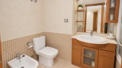 Duplex for sale in Avinguda d'Agustí Simón, Riells i Viabrea. Total surface area of 138 m², designed to offer comfort and spaciousness. It features four bedrooms, three of which are double and one is an en-suite, plus a single bedroom. The property also includes a study with one bathroom and access to the terrace. for families seeking space and functionality. There are two bathrooms and a dining room measuring 24.41 m² with a fireplace and terrace access, perfect for gatherings and social moments. External aluminium joinery and Gres flooring face southeast, ensuring excellent natural light throughout the day. The building has a lift, intercom system, and a communal pool and garden setting, encouraging use of shared areas and an active, social lifestyle. Additionally, the property includes a balcony, terrace, and laundry room, providing highly valued auxiliary spaces. photo 5