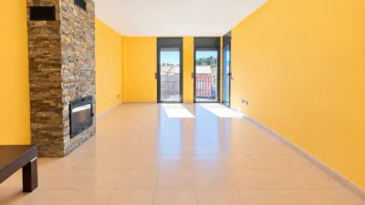 Duplex for sale in Avinguda d'Agustí Simón, Riells i Viabrea. Total surface area of 138 m², designed to offer comfort and spaciousness. It features four bedrooms, three of which are double and one is an en-suite, plus a single bedroom. The property also includes a study with one bathroom and access to the terrace. for families seeking space and functionality. There are two bathrooms and a dining room measuring 24.41 m² with a fireplace and terrace access, perfect for gatherings and social moments. External aluminium joinery and Gres flooring face southeast, ensuring excellent natural light throughout the day. The building has a lift, intercom system, and a communal pool and garden setting, encouraging use of shared areas and an active, social lifestyle. Additionally, the property includes a balcony, terrace, and laundry room, providing highly valued auxiliary spaces. photo 20