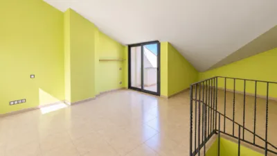 Duplex for sale in Avinguda d'Agustí Simón, Riells i Viabrea. Total surface area of 138 m², designed to offer comfort and spaciousness. It features four bedrooms, three of which are double and one is an en-suite, plus a single bedroom. The property also includes a study with one bathroom and access to the terrace. for families seeking space and functionality. There are two bathrooms and a dining room measuring 24.41 m² with a fireplace and terrace access, perfect for gatherings and social moments. External aluminium joinery and Gres flooring face southeast, ensuring excellent natural light throughout the day. The building has a lift, intercom system, and a communal pool and garden setting, encouraging use of shared areas and an active, social lifestyle. Additionally, the property includes a balcony, terrace, and laundry room, providing highly valued auxiliary spaces. photo 9