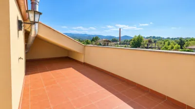 Duplex for sale in Avinguda d'Agustí Simón, Riells i Viabrea. Total surface area of 138 m², designed to offer comfort and spaciousness. It features four bedrooms, three of which are double and one is an en-suite, plus a single bedroom. The property also includes a study with one bathroom and access to the terrace. for families seeking space and functionality. There are two bathrooms and a dining room measuring 24.41 m² with a fireplace and terrace access, perfect for gatherings and social moments. External aluminium joinery and Gres flooring face southeast, ensuring excellent natural light throughout the day. The building has a lift, intercom system, and a communal pool and garden setting, encouraging use of shared areas and an active, social lifestyle. Additionally, the property includes a balcony, terrace, and laundry room, providing highly valued auxiliary spaces. photo 4
