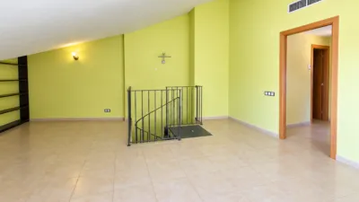 Duplex for sale in Avinguda d'Agustí Simón, Riells i Viabrea. Total surface area of 138 m², designed to offer comfort and spaciousness. It features four bedrooms, three of which are double and one is an en-suite, plus a single bedroom. The property also includes a study with one bathroom and access to the terrace. for families seeking space and functionality. There are two bathrooms and a dining room measuring 24.41 m² with a fireplace and terrace access, perfect for gatherings and social moments. External aluminium joinery and Gres flooring face southeast, ensuring excellent natural light throughout the day. The building has a lift, intercom system, and a communal pool and garden setting, encouraging use of shared areas and an active, social lifestyle. Additionally, the property includes a balcony, terrace, and laundry room, providing highly valued auxiliary spaces. photo 12
