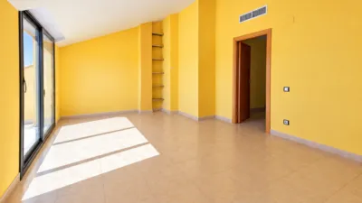 Duplex for sale in Avinguda d'Agustí Simón, Riells i Viabrea. Total surface area of 138 m², designed to offer comfort and spaciousness. It features four bedrooms, three of which are double and one is an en-suite, plus a single bedroom. The property also includes a study with one bathroom and access to the terrace. for families seeking space and functionality. There are two bathrooms and a dining room measuring 24.41 m² with a fireplace and terrace access, perfect for gatherings and social moments. External aluminium joinery and Gres flooring face southeast, ensuring excellent natural light throughout the day. The building has a lift, intercom system, and a communal pool and garden setting, encouraging use of shared areas and an active, social lifestyle. Additionally, the property includes a balcony, terrace, and laundry room, providing highly valued auxiliary spaces. photo 21