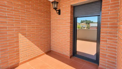 Duplex for sale in Avinguda d'Agustí Simón, Riells i Viabrea. Total surface area of 138 m², designed to offer comfort and spaciousness. It features four bedrooms, three of which are double and one is an en-suite, plus a single bedroom. The property also includes a study with one bathroom and access to the terrace. for families seeking space and functionality. There are two bathrooms and a dining room measuring 24.41 m² with a fireplace and terrace access, perfect for gatherings and social moments. External aluminium joinery and Gres flooring face southeast, ensuring excellent natural light throughout the day. The building has a lift, intercom system, and a communal pool and garden setting, encouraging use of shared areas and an active, social lifestyle. Additionally, the property includes a balcony, terrace, and laundry room, providing highly valued auxiliary spaces. photo 3