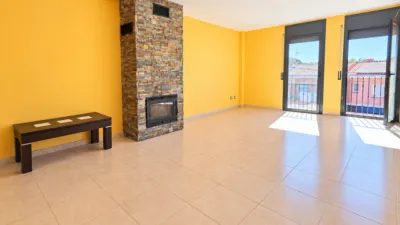 Duplex for sale in Avinguda d'Agustí Simón, Riells i Viabrea. Total surface area of 138 m², designed to offer comfort and spaciousness. It features four bedrooms, three of which are double and one is an en-suite, plus a single bedroom. The property also includes a study with one bathroom and access to the terrace. for families seeking space and functionality. There are two bathrooms and a dining room measuring 24.41 m² with a fireplace and terrace access, perfect for gatherings and social moments. External aluminium joinery and Gres flooring face southeast, ensuring excellent natural light throughout the day. The building has a lift, intercom system, and a communal pool and garden setting, encouraging use of shared areas and an active, social lifestyle. Additionally, the property includes a balcony, terrace, and laundry room, providing highly valued auxiliary spaces. photo 13