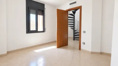Duplex for sale in Avinguda d'Agustí Simón, Riells i Viabrea. Total surface area of 138 m², designed to offer comfort and spaciousness. It features four bedrooms, three of which are double and one is an en-suite, plus a single bedroom. The property also includes a study with one bathroom and access to the terrace. for families seeking space and functionality. There are two bathrooms and a dining room measuring 24.41 m² with a fireplace and terrace access, perfect for gatherings and social moments. External aluminium joinery and Gres flooring face southeast, ensuring excellent natural light throughout the day. The building has a lift, intercom system, and a communal pool and garden setting, encouraging use of shared areas and an active, social lifestyle. Additionally, the property includes a balcony, terrace, and laundry room, providing highly valued auxiliary spaces. photo 19