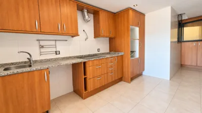 Duplex for sale in Avinguda d'Agustí Simón, Riells i Viabrea. Total surface area of 138 m², designed to offer comfort and spaciousness. It features four bedrooms, three of which are double and one is an en-suite, plus a single bedroom. The property also includes a study with one bathroom and access to the terrace. for families seeking space and functionality. There are two bathrooms and a dining room measuring 24.41 m² with a fireplace and terrace access, perfect for gatherings and social moments. External aluminium joinery and Gres flooring face southeast, ensuring excellent natural light throughout the day. The building has a lift, intercom system, and a communal pool and garden setting, encouraging use of shared areas and an active, social lifestyle. Additionally, the property includes a balcony, terrace, and laundry room, providing highly valued auxiliary spaces. photo 2