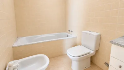 Duplex for sale in Avinguda d'Agustí Simón, Riells i Viabrea. Total surface area of 138 m², designed to offer comfort and spaciousness. It features four bedrooms, three of which are double and one is an en-suite, plus a single bedroom. The property also includes a study with one bathroom and access to the terrace. for families seeking space and functionality. There are two bathrooms and a dining room measuring 24.41 m² with a fireplace and terrace access, perfect for gatherings and social moments. External aluminium joinery and Gres flooring face southeast, ensuring excellent natural light throughout the day. The building has a lift, intercom system, and a communal pool and garden setting, encouraging use of shared areas and an active, social lifestyle. Additionally, the property includes a balcony, terrace, and laundry room, providing highly valued auxiliary spaces. photo 23