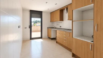 Duplex for sale in Avinguda d'Agustí Simón, Riells i Viabrea. Total surface area of 138 m², designed to offer comfort and spaciousness. It features four bedrooms, three of which are double and one is an en-suite, plus a single bedroom. The property also includes a study with one bathroom and access to the terrace. for families seeking space and functionality. There are two bathrooms and a dining room measuring 24.41 m² with a fireplace and terrace access, perfect for gatherings and social moments. External aluminium joinery and Gres flooring face southeast, ensuring excellent natural light throughout the day. The building has a lift, intercom system, and a communal pool and garden setting, encouraging use of shared areas and an active, social lifestyle. Additionally, the property includes a balcony, terrace, and laundry room, providing highly valued auxiliary spaces. photo 16