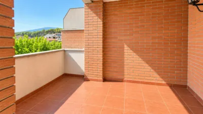 Duplex for sale in Avinguda d'Agustí Simón, Riells i Viabrea. Total surface area of 138 m², designed to offer comfort and spaciousness. It features four bedrooms, three of which are double and one is an en-suite, plus a single bedroom. The property also includes a study with one bathroom and access to the terrace. for families seeking space and functionality. There are two bathrooms and a dining room measuring 24.41 m² with a fireplace and terrace access, perfect for gatherings and social moments. External aluminium joinery and Gres flooring face southeast, ensuring excellent natural light throughout the day. The building has a lift, intercom system, and a communal pool and garden setting, encouraging use of shared areas and an active, social lifestyle. Additionally, the property includes a balcony, terrace, and laundry room, providing highly valued auxiliary spaces. photo 22