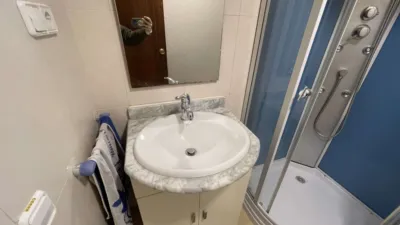 Piso en venta en Calle del Conde de Torrecedeira, cerca de Camino Camilo Tuche, Berbés-Peritos (Distrito Casco Urbano. Vigo) de 275.000 €