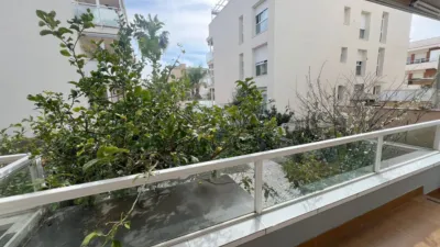 Ground floor apartment with private garden in the Marítim zone of Cubelles. This bright apartment for sale in Cubelles has a built-up area of 72 m² and 53 m² usable area. It is arranged with an independent fitted kitchen, spacious living-dining room, terrace, private garden with brick barbecue, 2 bedrooms (1 single, 1 double), 1 full bathroom with shower tray and screen, and utility room. It features split air conditioning in the living room and hallway. Does not include parking space or storage room. Equipped with built-in wardrobes in the main bedroom and entrance hall, aluminium windows, sapeli doors. Sold furnished and with appliances. Condition is good. Year of construction 1997. Floors are Gres and exterior carpentry is aluminium. The Marítim zone of Cubelles is known for its Llarga beach, which stands out for its water quality, access, commercial and hospitality establishments, as well as having received the European Blue Flag. In its surroundings, there is a varied offer of single-family homes and blocks of holiday apartments. It has a south orientation. Has a habitability certificate. Owner is not a large holder. Energy efficiency certificate with registration number: G76NRKWM9. Energy rating: G/F. Consumption: 261 kWh/m² year. Emissions: 50 kg CO₂/m² year. Taxes and expenses borne by the buyer: Notary, registry and agency fees. ITP: current rate. AICAT: 00392 | Col·legiat API 2303/BCN. photo 2